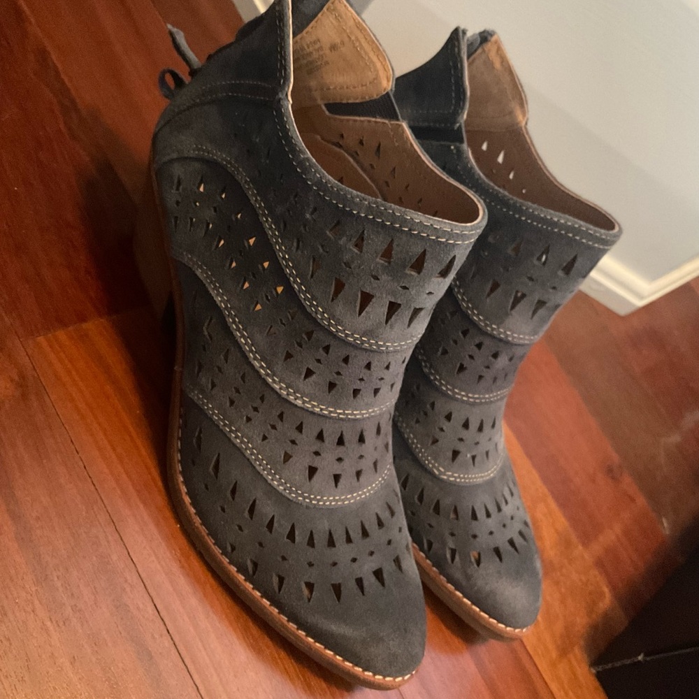 Worn once sofft booties size 6.5 M